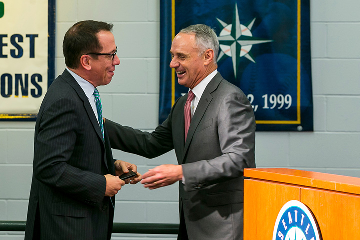 MLB Commissioner Rob Manfred congratulates Newhouse alumnus Kevin Martinez on 25 years of service.