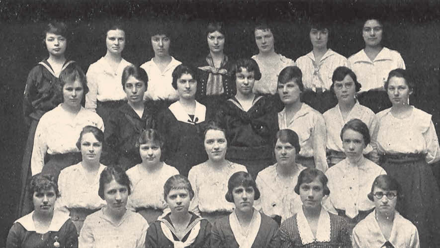 Onondagan yearbook photo of The Daily Orange women's staff in 1919 